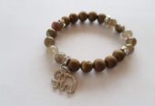 Interessantes Armband aus Steinen