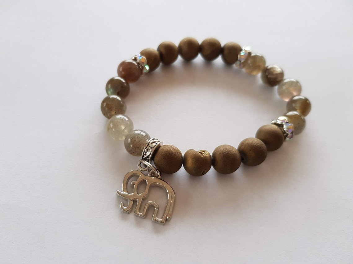 Interessantes Armband aus Steinen