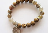 Interessantes Armband aus Steinen