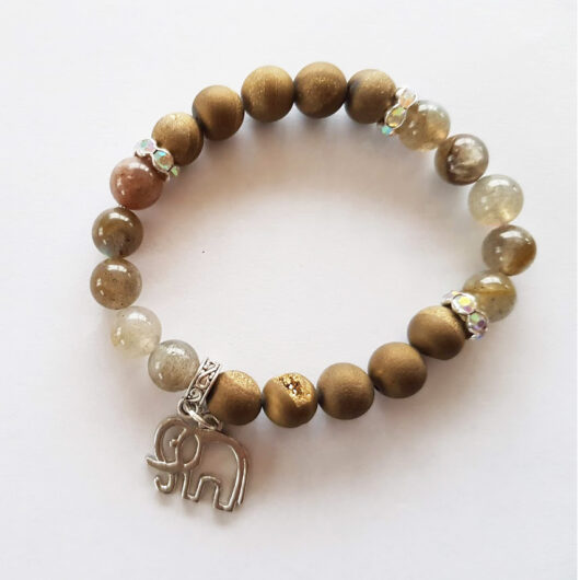 Interessantes Armband aus Steinen