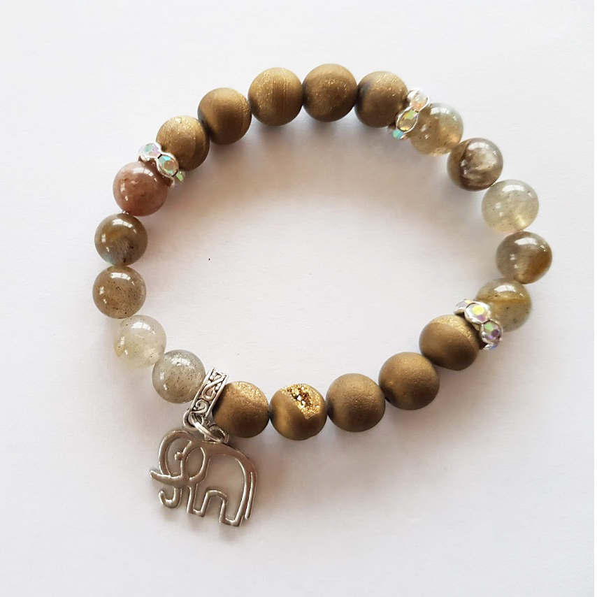 Interessantes Armband aus Steinen