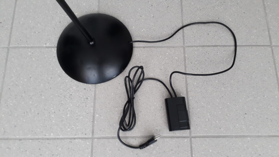 Gratis: Schwarze Stehlampe