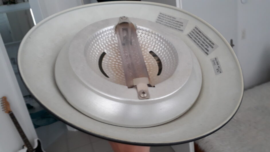 Gratis: Schwarze Stehlampe