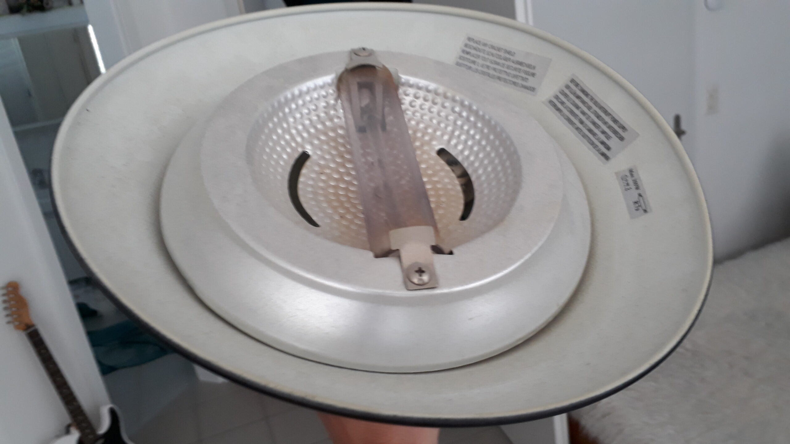 Gratis: Schwarze Stehlampe