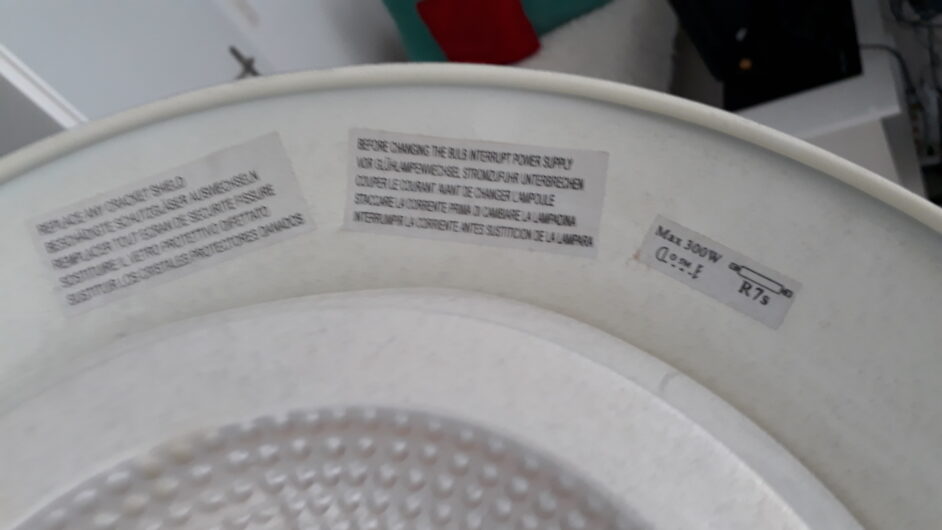 Gratis: Schwarze Stehlampe
