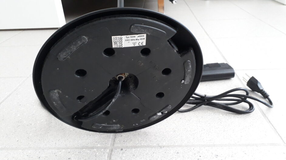 Gratis: Schwarze Stehlampe