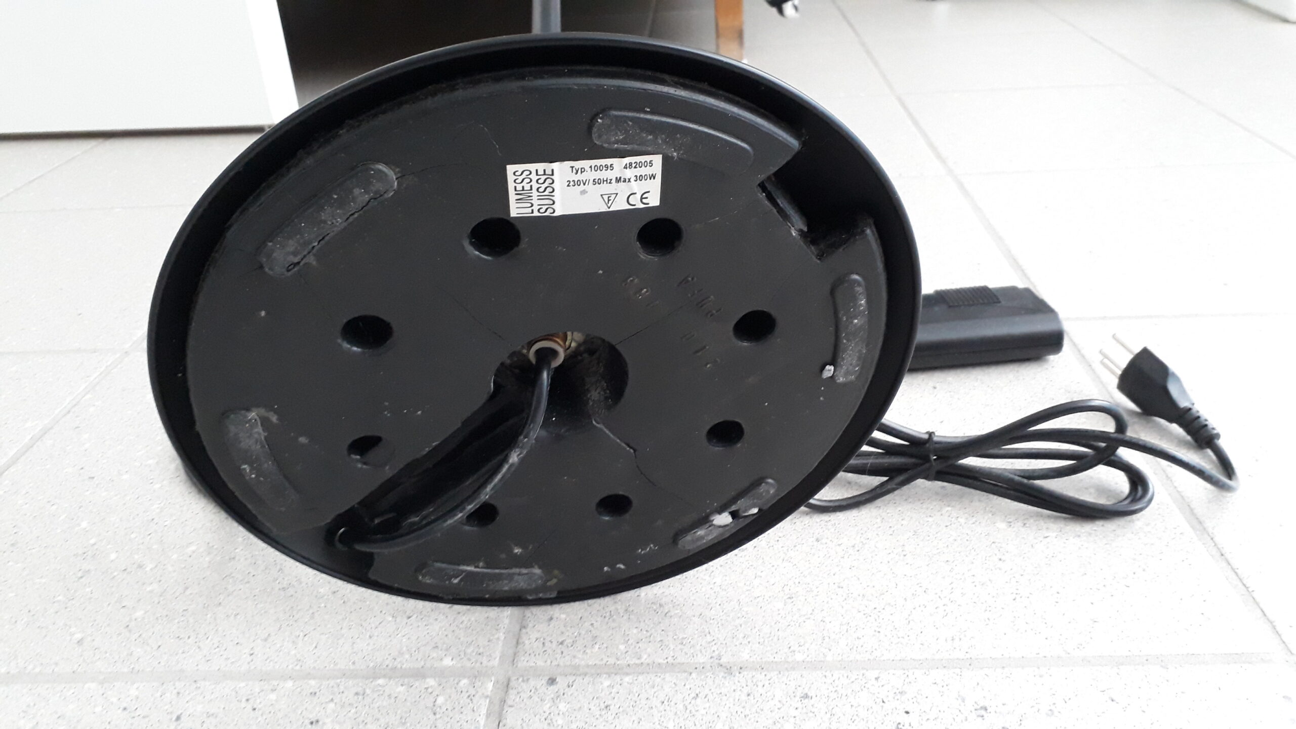 Gratis: Schwarze Stehlampe