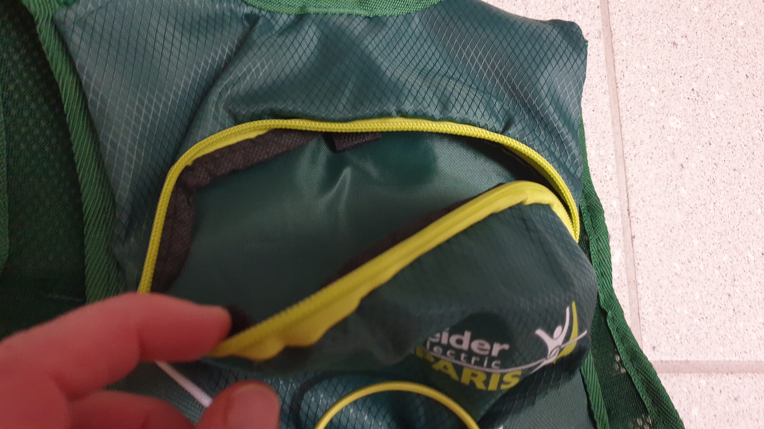 Grüner leichtgewichtiger Marathonrucksack