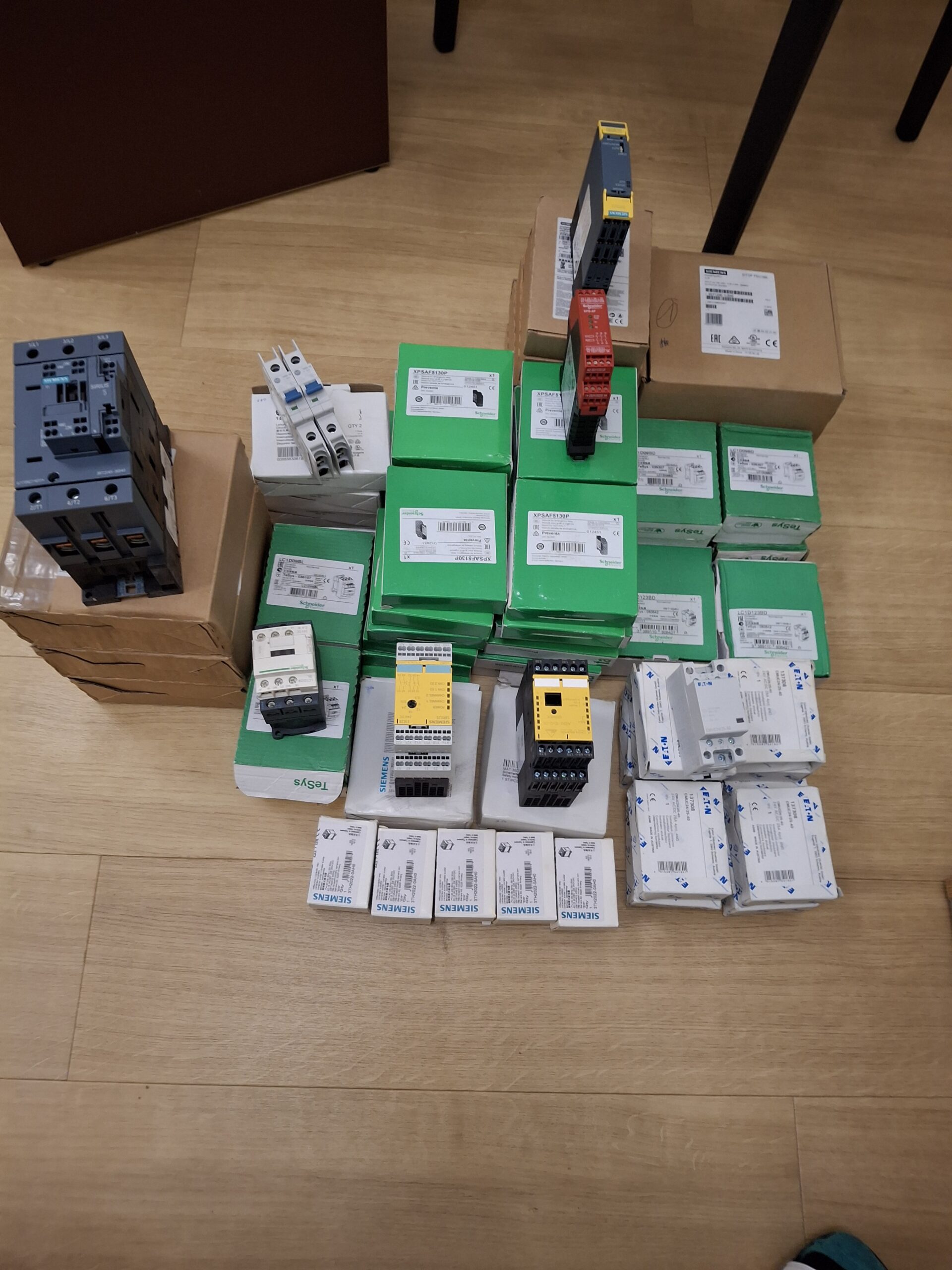 Top Electronik Material Neupreis 16000 Franken