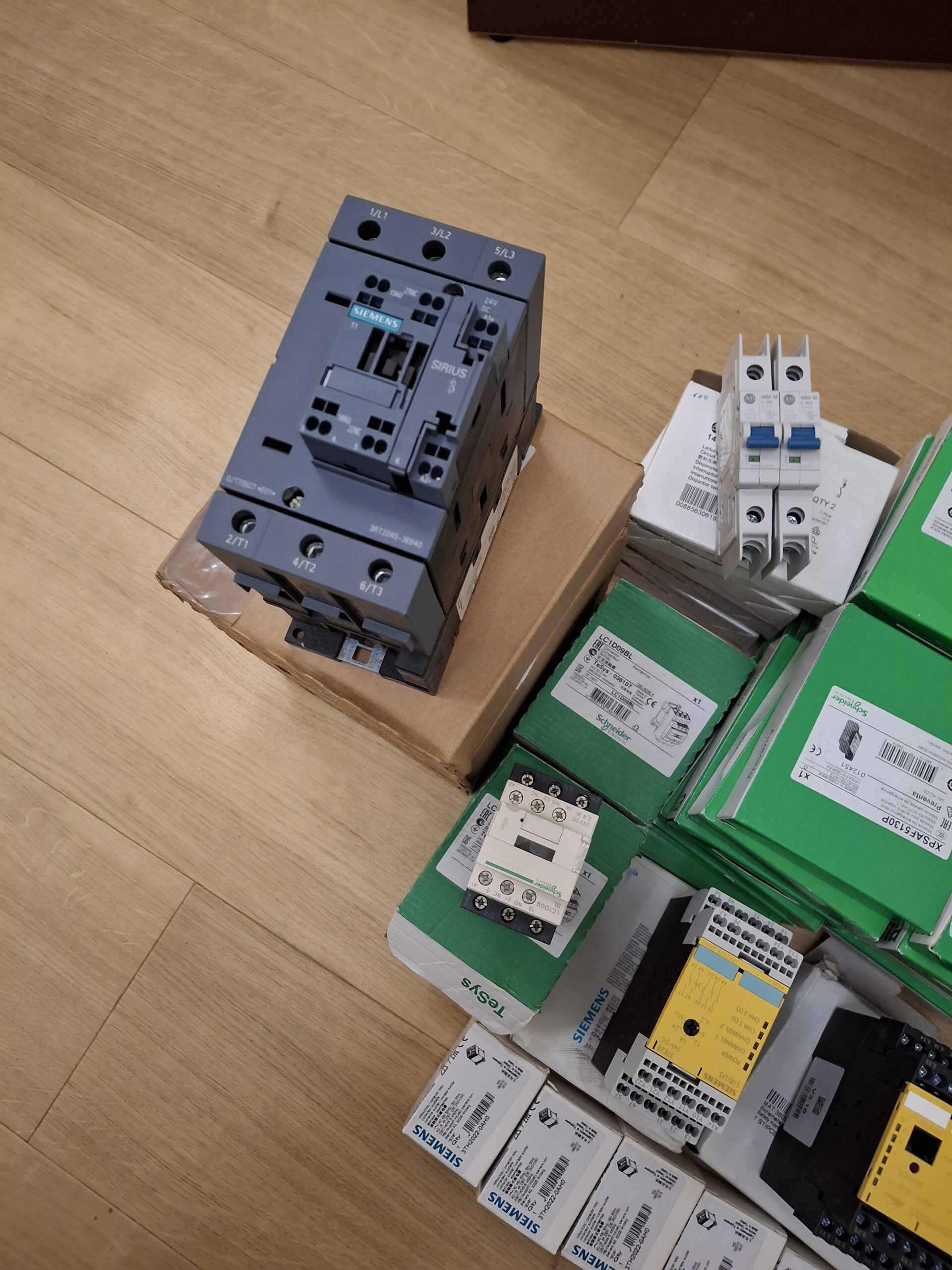 Top Electronik Material Neupreis 16000 Franken