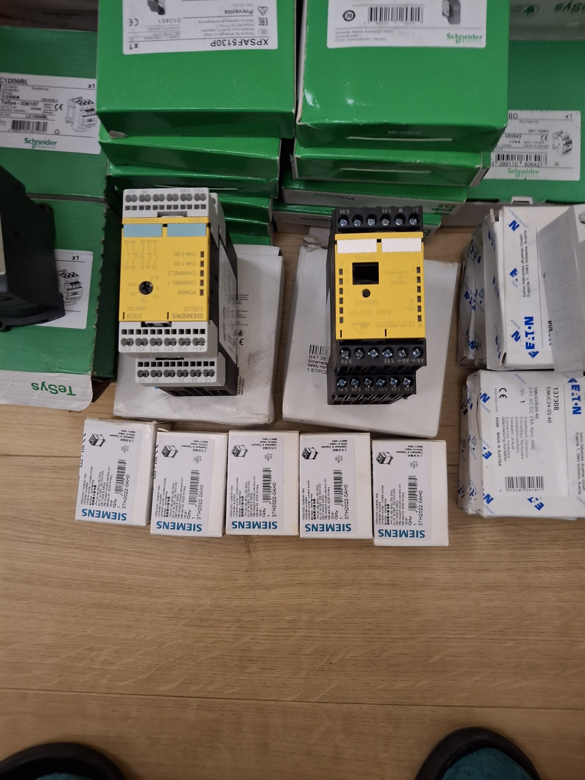 Top Electronik Material Neupreis 16000 Franken