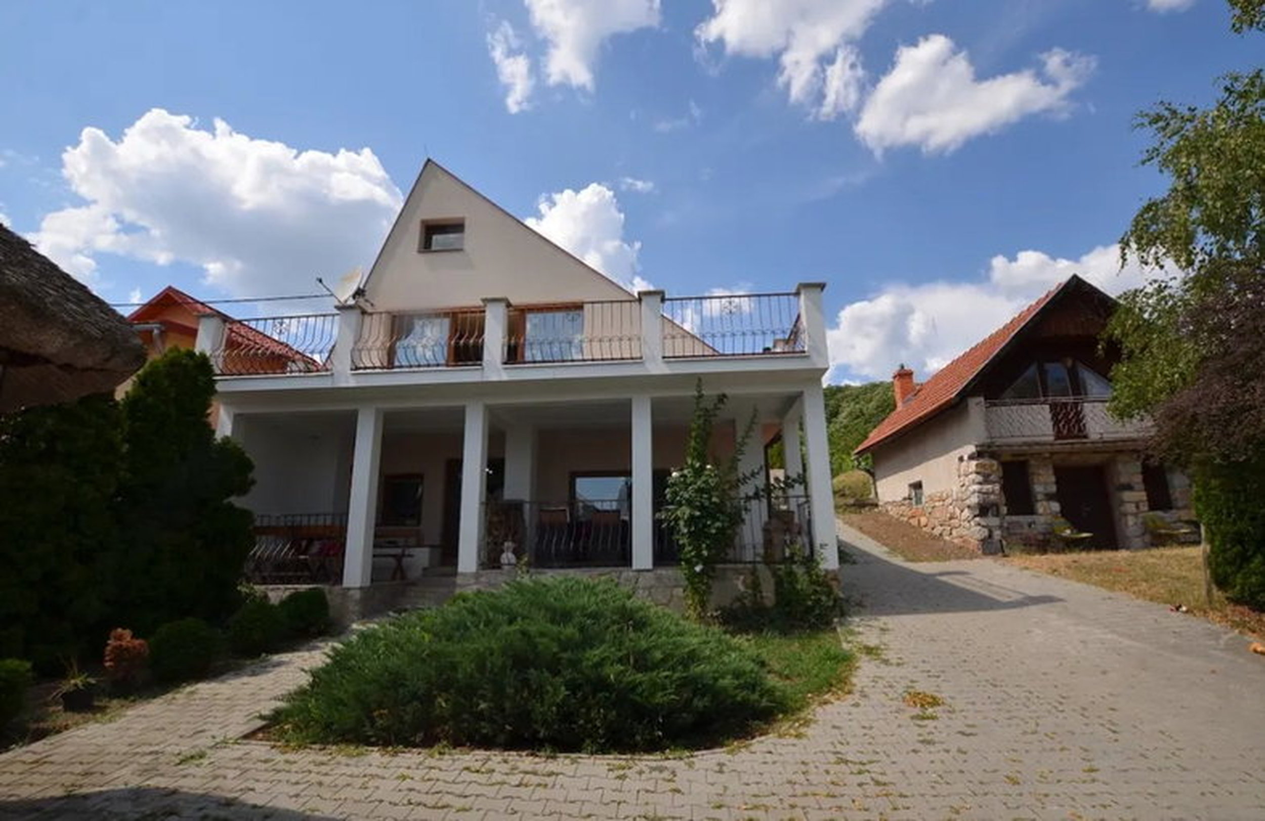 Haus mit Nebenhäusern, Pool und Weinberg in Vinica / Slowakei
