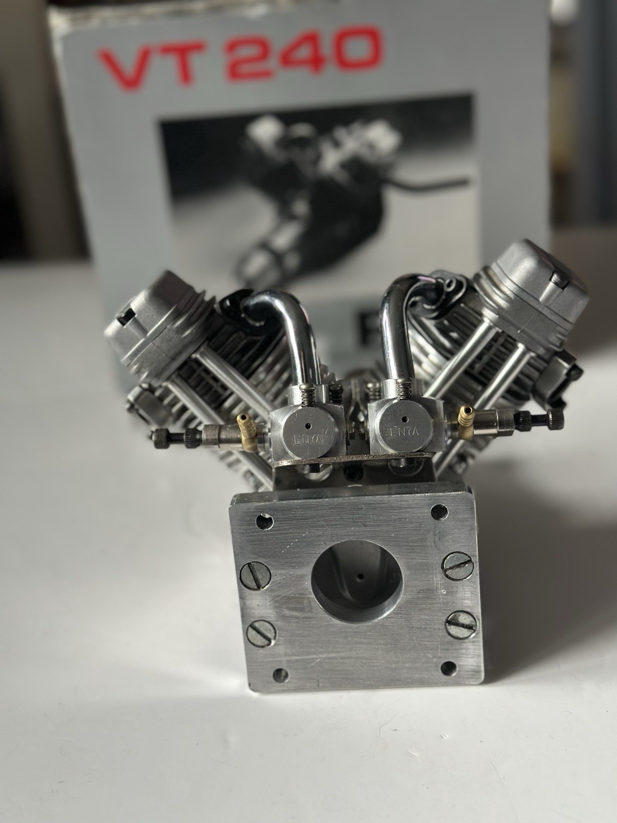 VT 240 Enya V Twin Viertakt Glühmotor seltene Sonderversion bearbeiteter Zylinder